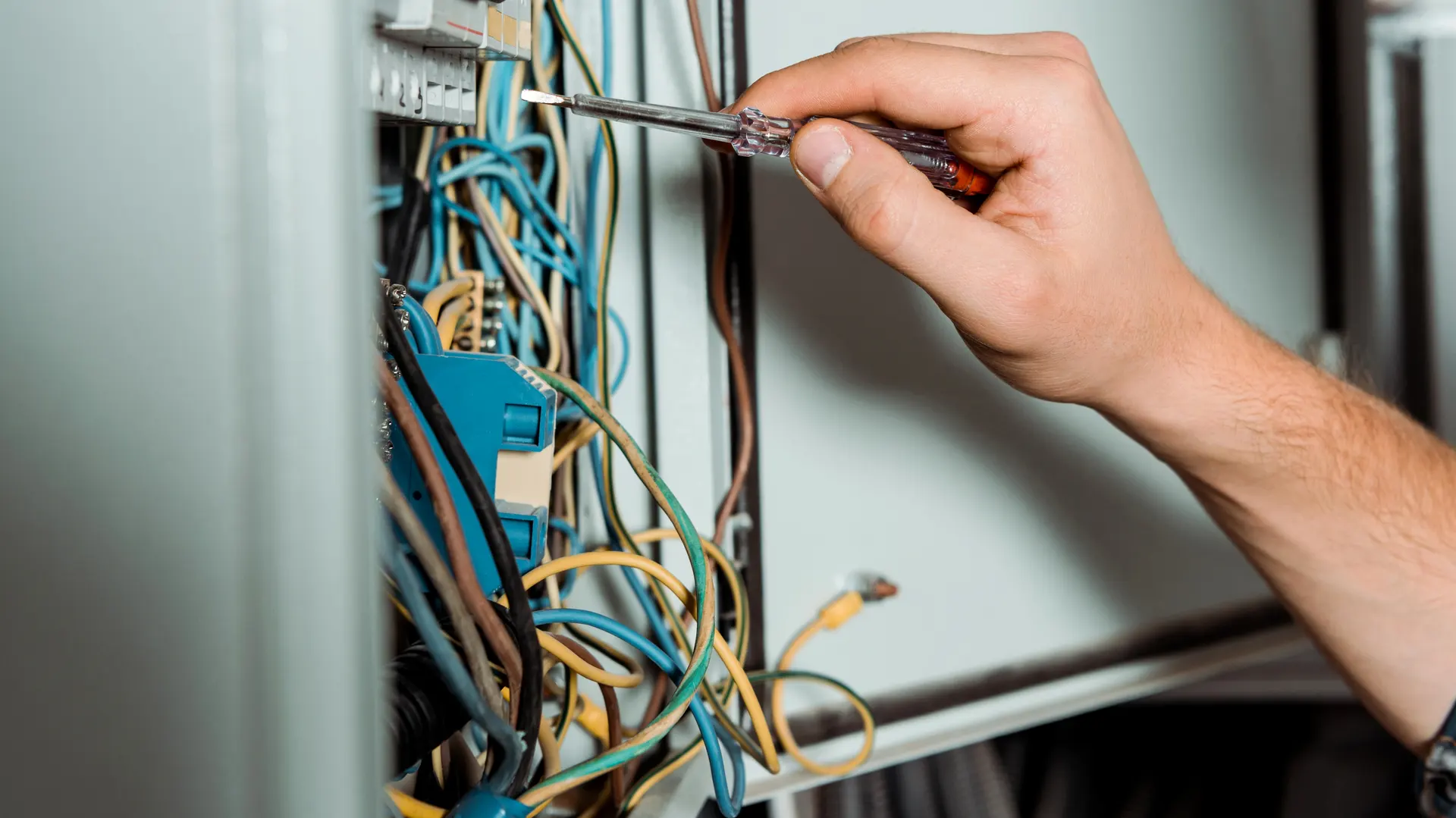 Électricien professionnel en intervention à Paris